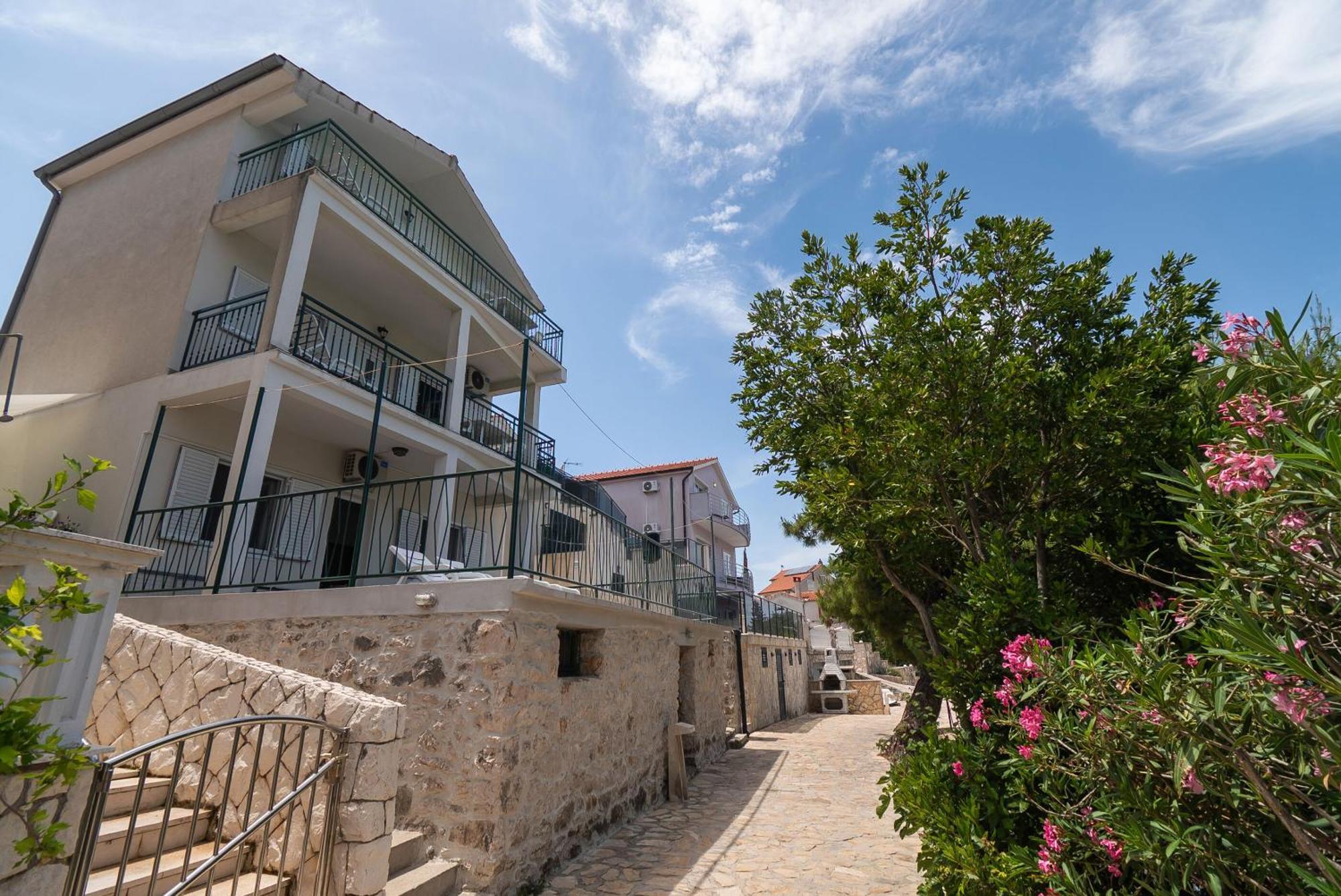Apartments Ivica Примоштен Экстерьер фото