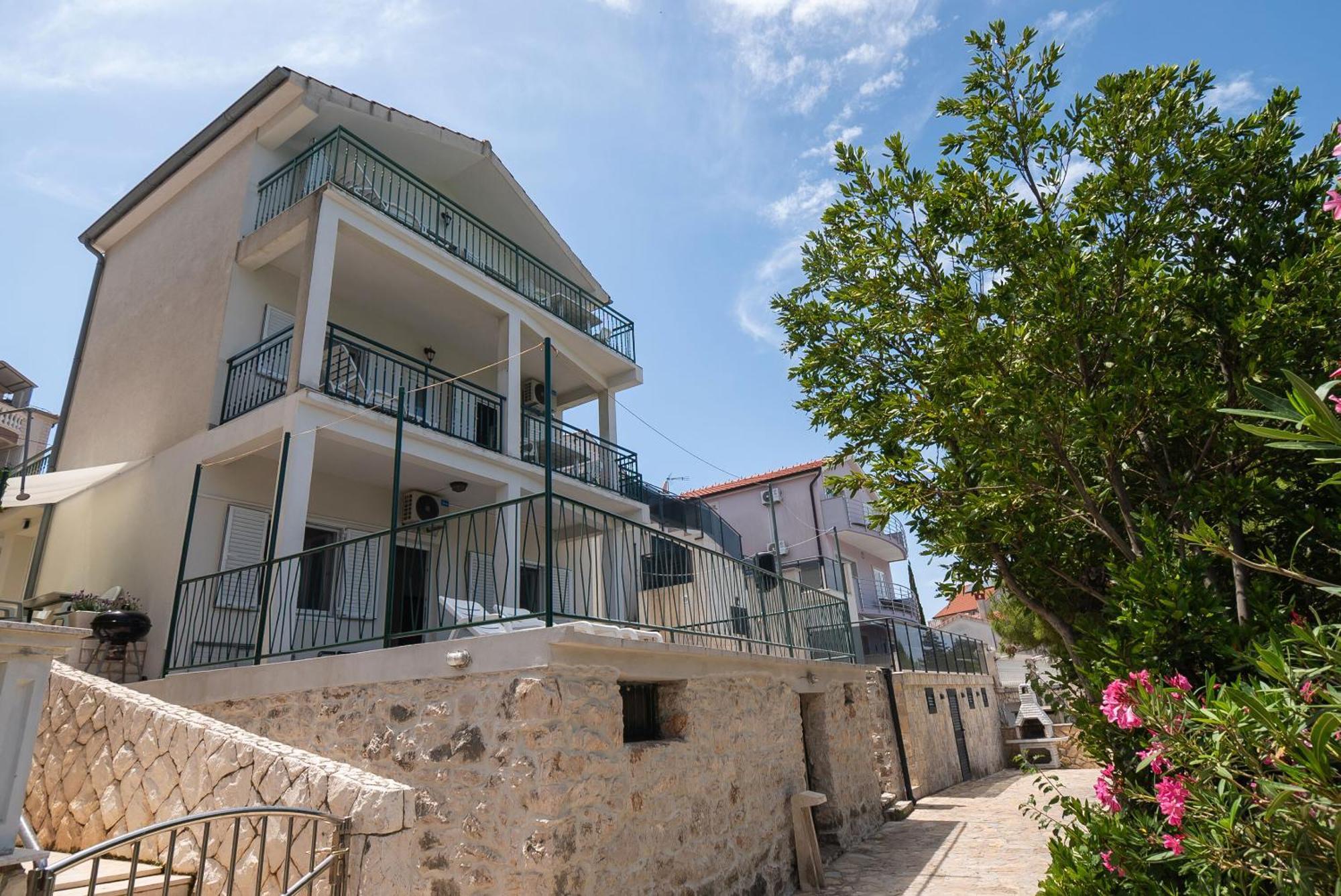 Apartments Ivica Примоштен Экстерьер фото